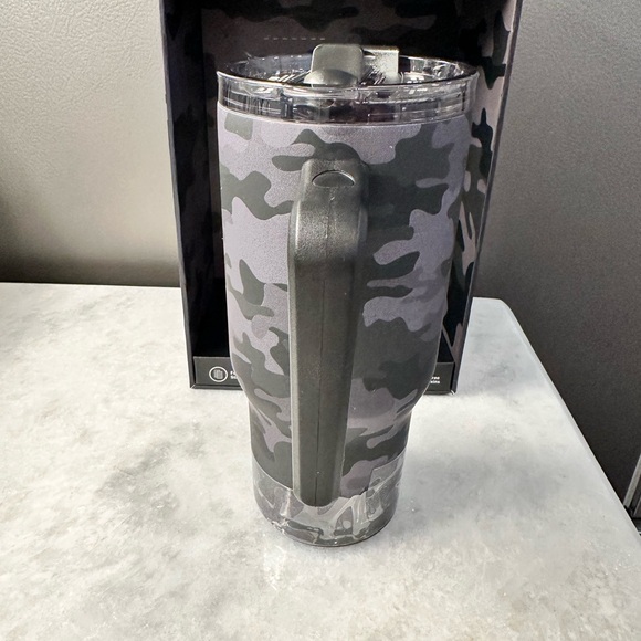 Hydrapeak Limited Edition Urban Stealth Camouflage Stainless Steel 25oz Tumbler - Picture 4 of 10